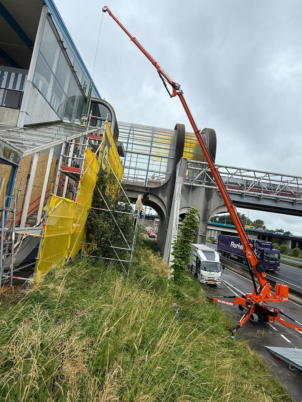Rupskraan van Holland Kranen hijst glaswerk voor stationsgebouw Zoetermeer vanaf de busstrook