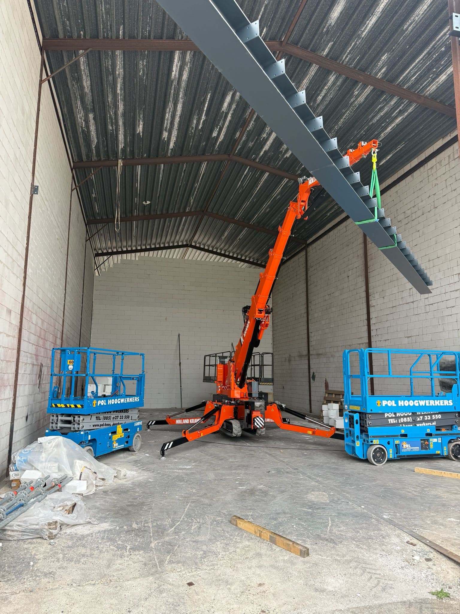 Minikraan van Holland Kranen hijst zware stalen balk van 980 kg in Medemblik