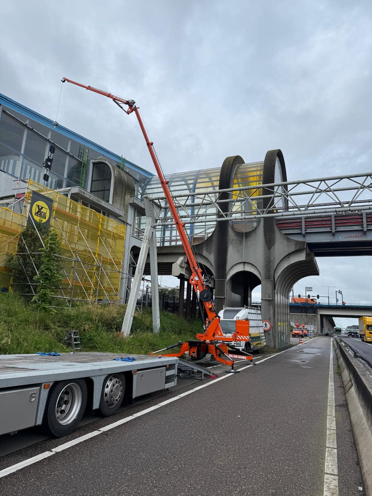 Rupskraan van Holland Kranen hijst glaswerk voor stationsgebouw Zoetermeer vanaf de busstrook