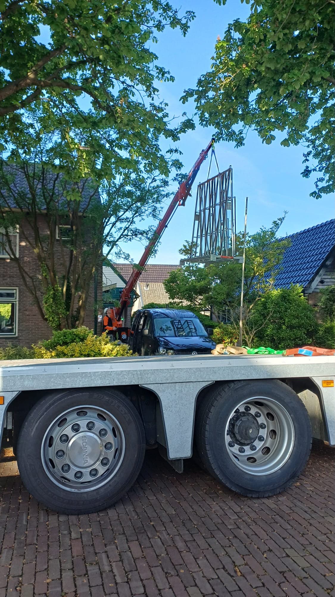 Scania oprijwagen van Holland Kranen met minikraan voor glastransport en montage