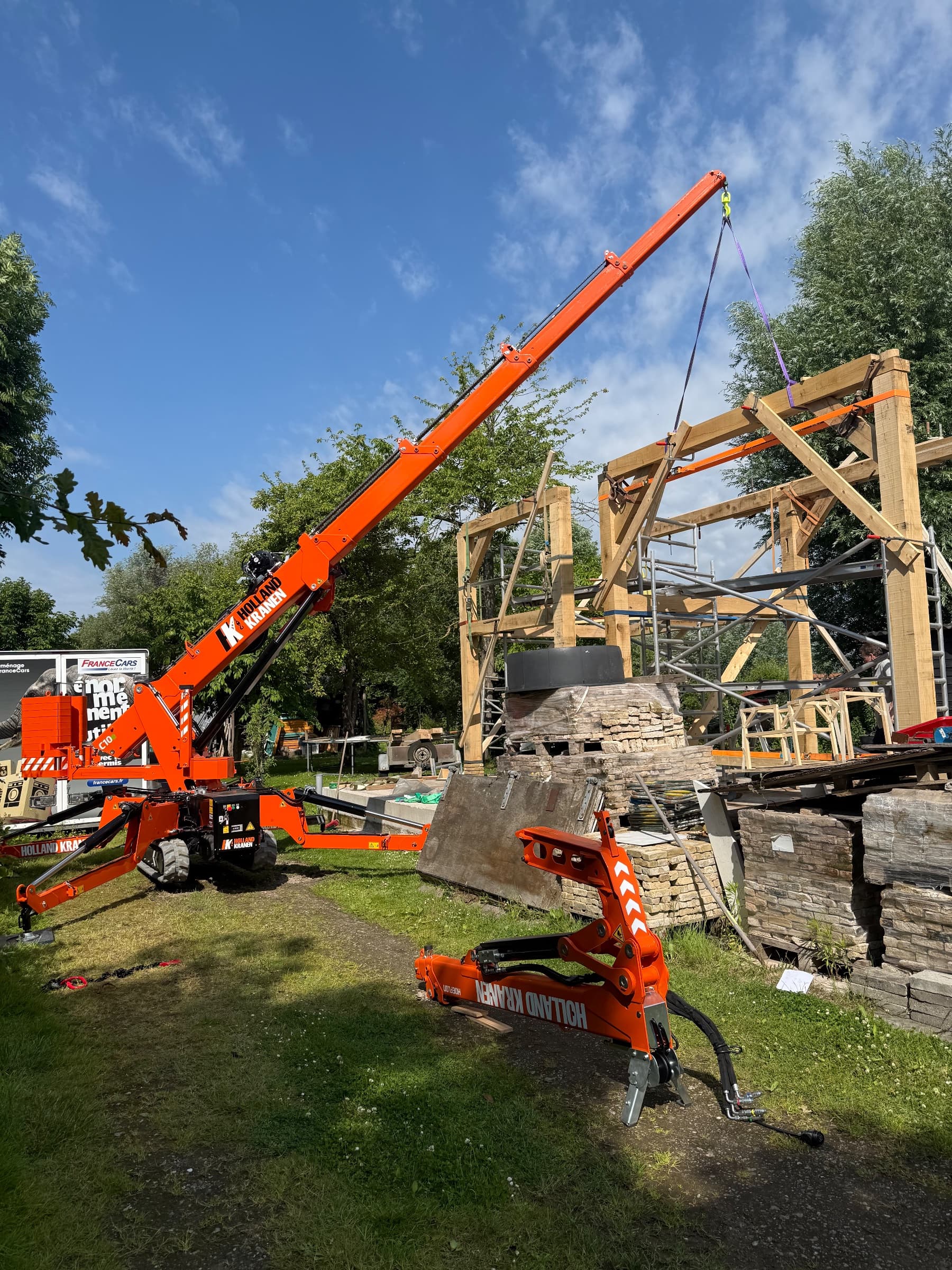 Hoeflon C10 met gestrekte giek naast een eikenhouten spantconstructie in opbouw