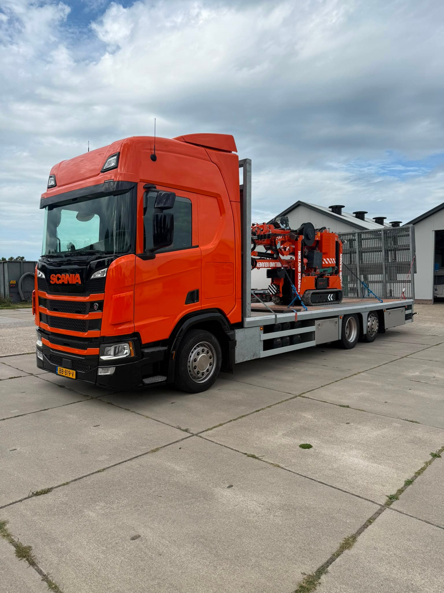 Oranje Scania R410 oprijwagen van Holland Kranen met de Hoeflon minikraan op de laadvloer