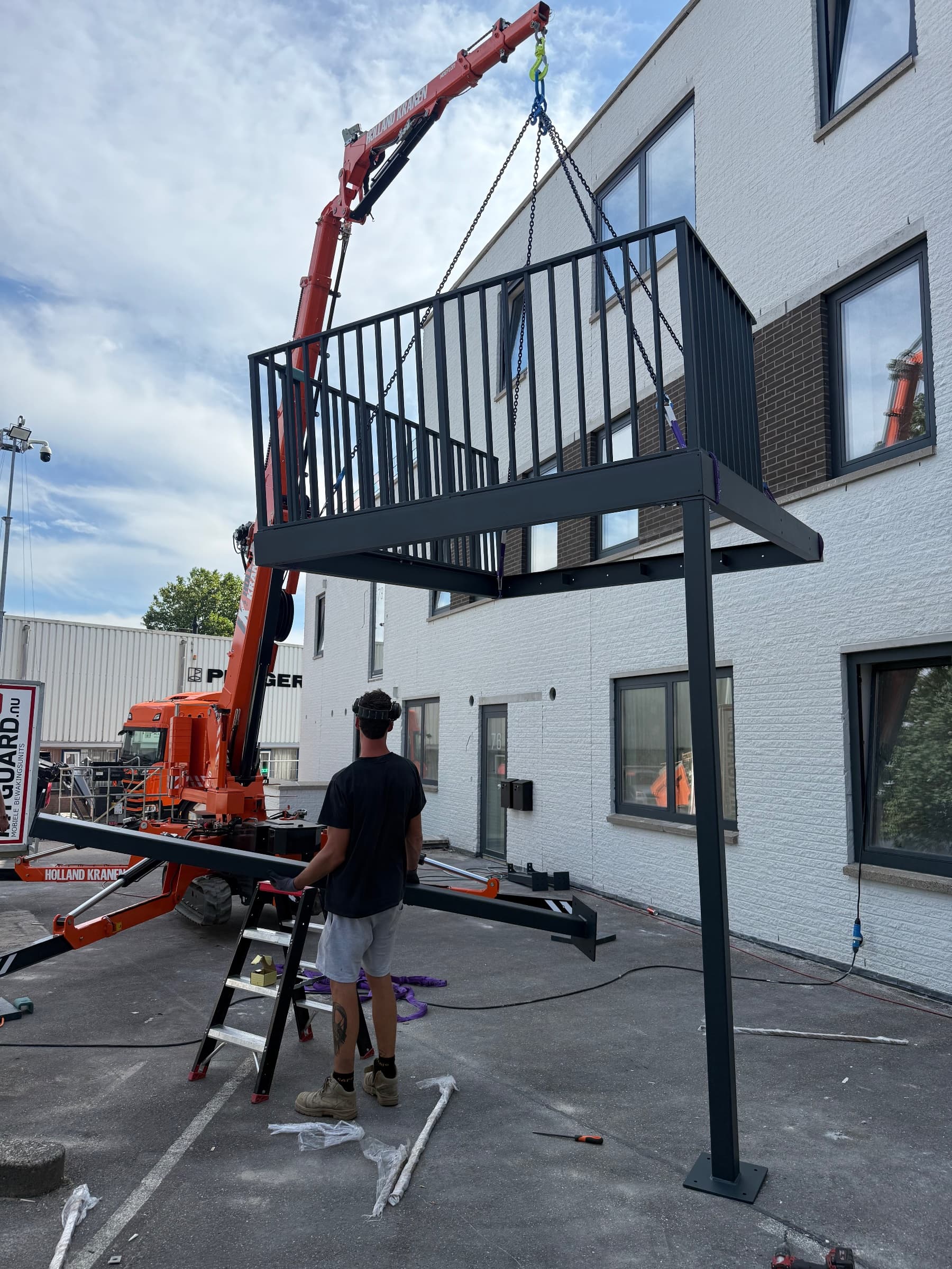 Stalen bordes met balustrade aan de giek van een Hoeflon C10 in Hilversum